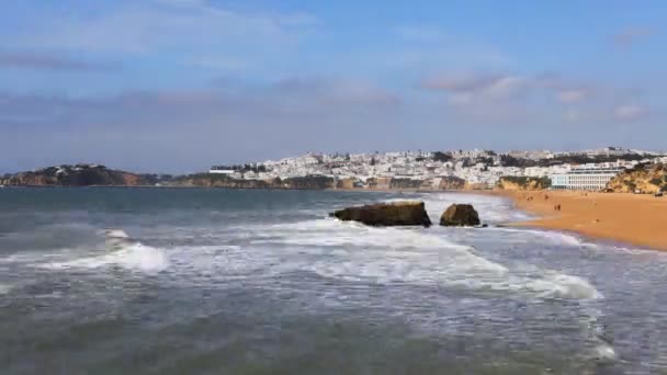 4k Ultrahd Timelapse z plaży w mieście Albufeira, Portugalia w słoneczny dzień — Wideo stockowe