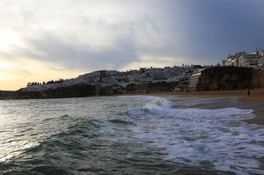 Albufeira, Portekiz kumsalda alacakaranlıkta