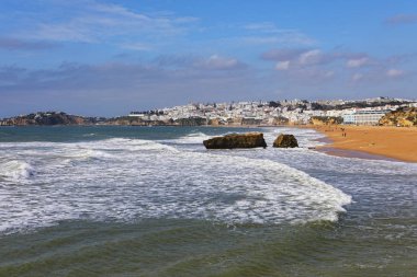 Güneşli bir gün sahilde, Albufeira, Portekiz