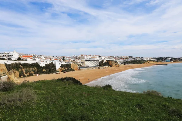 Albufeira, Portekiz kumsalda clifftop üzerinden