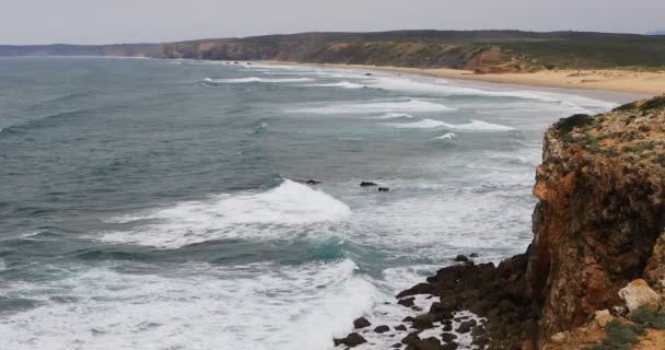 4K UltraHD Hermosa playa con olas de surf — Vídeos de Stock