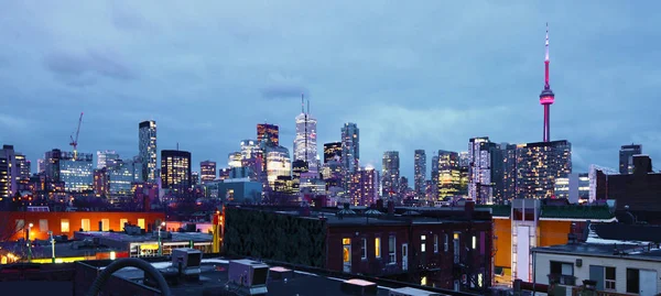 Торонто skyline переглядали по дахах китайський квартал — стокове фото