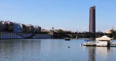 Sevilla, İspanya Guadalquiver Nehri boyunca 4 k Ultrahd