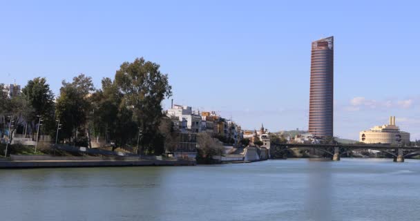 4 k Ultrahd utsikten längs floden Guadalquiver i Sevilla, Spanien — Stockvideo