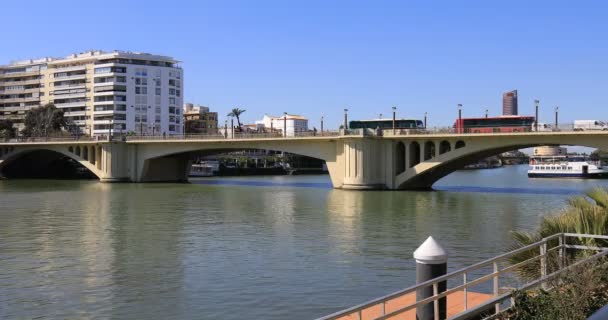 4 k Ultrahd Bekijk langs de Guadalquiver rivier in Sevilla — Stockvideo