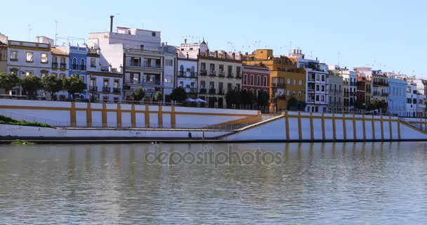 4 k Ultrahd σκηνή κατά μήκος του ποταμού Guadalquiver, Σεβίλλη, Ισπανία — Αρχείο Βίντεο
