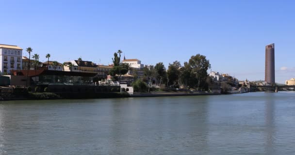 4 k Ultrahd scène langs de Guadalquiver rivier in Sevilla — Stockvideo