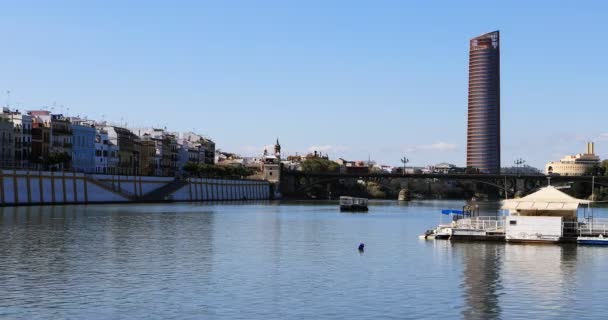 4 k Ultrahd wzdłuż rzeki Guadalquiver w Sewilla, Hiszpania — Wideo stockowe