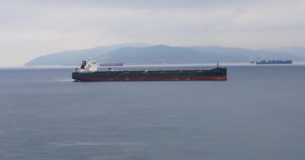 4k Ultrahd vrachtschip off van Gibraltar — Stockvideo