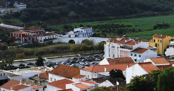 Una vista de la azotea en Silves, Portugal incluyendo el viejo puente romano —  Fotos de Stock