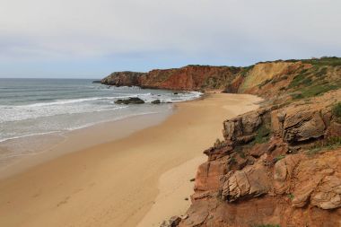Dalgalar güneybatı Algarve, Portekiz güzel bir plajda