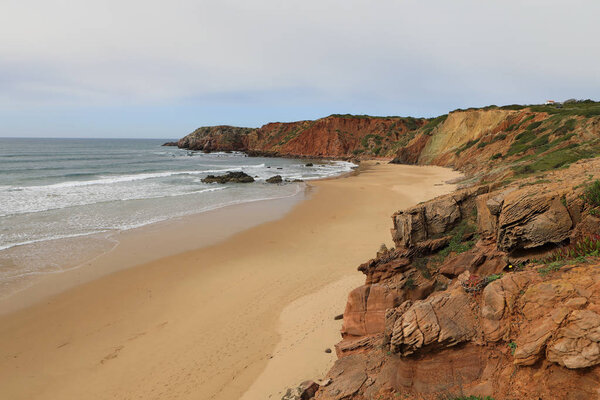 Волны на красивом пляже на юго-западе Алгарве, Португалия

