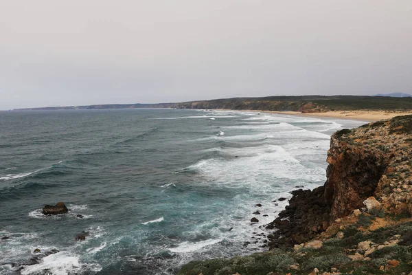 ポルトガル、アルガルヴェのビーチに打ち寄せる波 — ストック写真