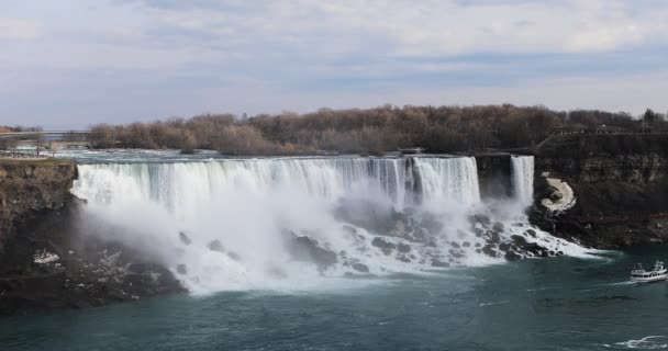 4K UltraHD Las cataratas americanas con muchas gaviotas volando — Vídeo de stock