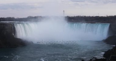 4k Ultrahd Horseshoe Falls çok martılar uçan ile