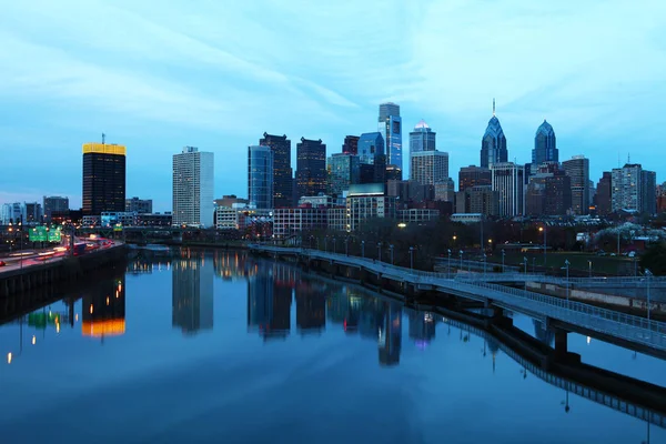 El centro de Filadelfia con el río Schuylkill en el fo — Foto de Stock