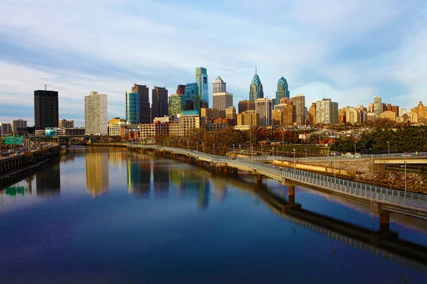 Philadelphia city center mit dem schuylkill river — Stockfoto