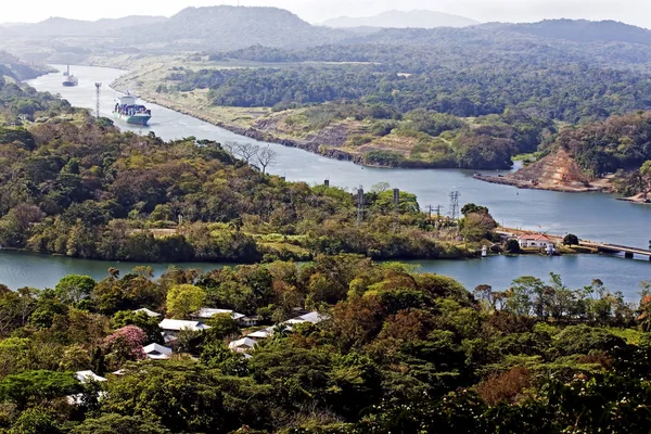 Navires naviguent sur le canal de Panama — Photo