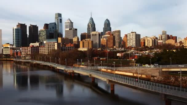 4k Ultrahd Timelapse van Philadelphia met een rivier op voorgrond — Stockvideo