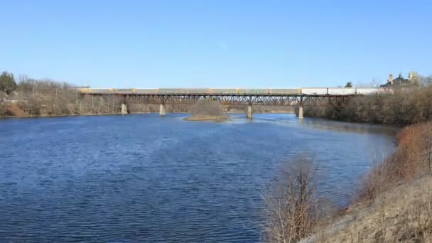 4k Ultrahd Timelapse mostu kolejowego na rzece Grand w Cambridge, Ontario — Wideo stockowe