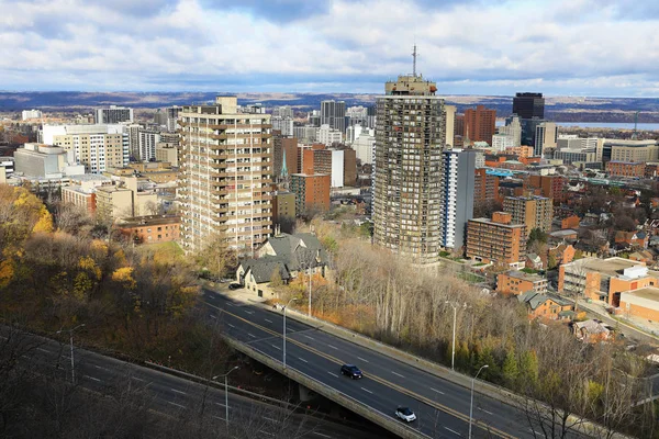 Hamilton, Canadá com via expressa em primeiro plano — Fotografia de Stock