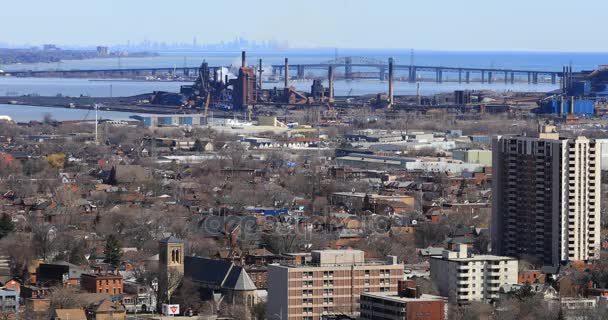 4K UltraHD Burlington skyway desde la escarpa del Niágara con el horizonte de Toronto en el fondo — Vídeo de stock