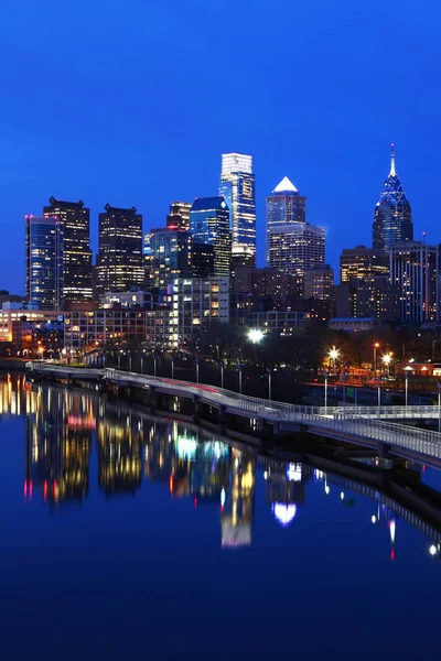 Vertikální noční scéna panorama města Philadelphia — Stock fotografie