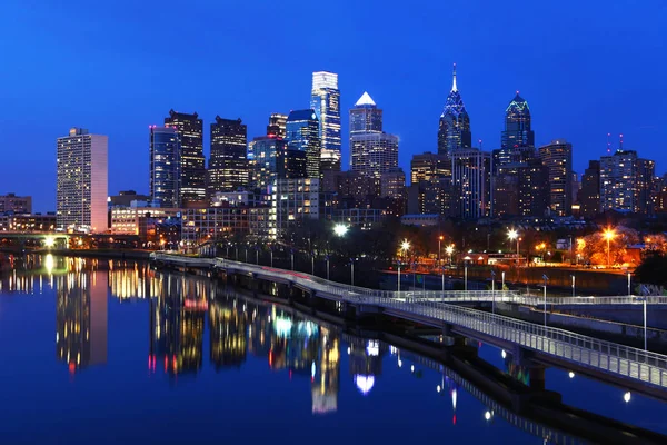 Nattbild över staden Philadelphia skyline — Stockfoto