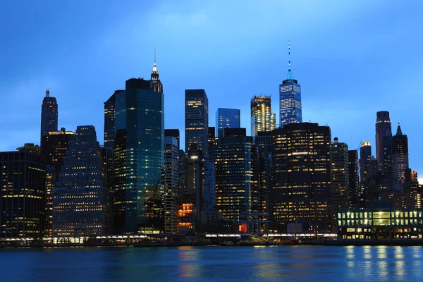 Skyline of Lower Manhattan после наступления темноты — стоковое фото