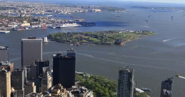 4 k Ultrahd luchtfoto van Governors Island uit Manhattan — Stockvideo