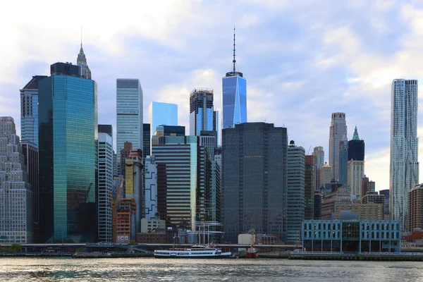 Der East River mit Skyline im Hintergrund in Lower Manhattan — Stockfoto