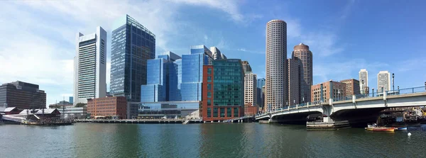 Panorama van de Boston harbor skyline — Stockfoto