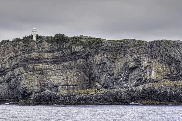 Llighthouse op het rotsmassief van Bull's Bay, Newfoundland, Canada — Stockfoto