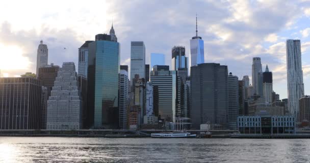 4 k Ultrahd nedre Manhattan skyline över East River — Stockvideo