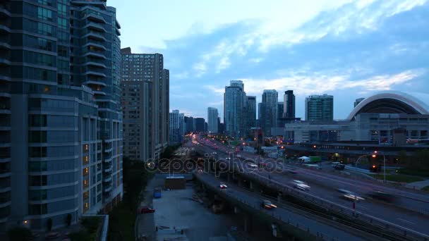 4K UltraHD Timelapse by the Gardiner Express in Toronto past dark — стоковое видео