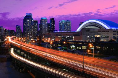 Toronto, Kanada'da Gardiner Expressway, geceleri görüntülemek