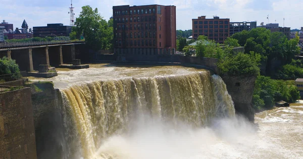 Utsikt över höga faller på Rochester, New York — Stockfoto