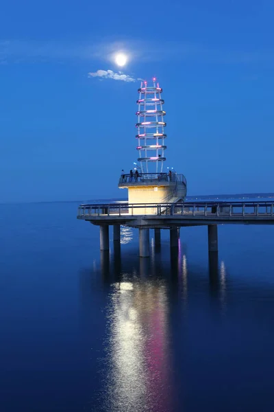Vertical of Brant St. Pier in Burlington, Canada at night — Stock Photo, Image