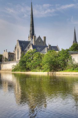 Bir güneşli sabah dikey Cambridge Grand Nehri tarafından