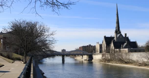 Riverwalk door de Grand River in Cambridge 4k — Stockvideo