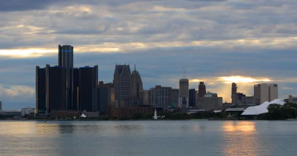 Detroit Skyline da Belle Isle al crepuscolo 4K — Video Stock