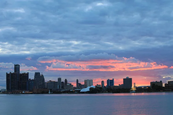 Puesta de sol sobre Detroit Skyline desde Belle Isle — Foto de Stock