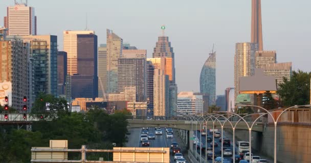 Soumraku zobrazení podle rychlostní silnice z centra města Toronto 4k — Stock video