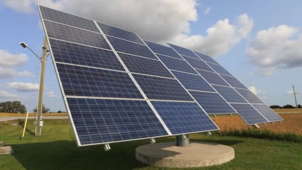 Pohybu kompenzovaných hezký den 4k timelapse solárních panelů — Stock video
