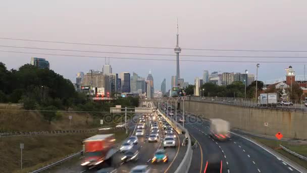 Crepúsculo timelapse por autopista del centro de Toronto 4K — Vídeo de stock