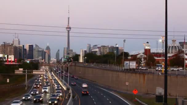 Zmierzch timelapse przy drodze ekspresowej panoramę Toronto 4k — Wideo stockowe