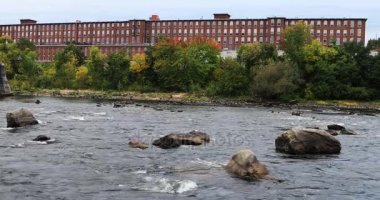 Mills boyunca Merrimack Nehri Manchester, New Hampshire 4k görünümünü