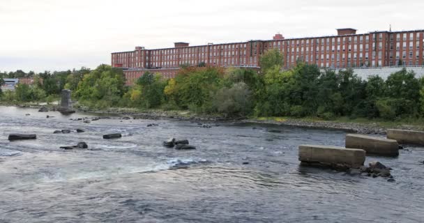 Вид на Мерридж-Ривер в Манчестере, Нью-Гемпшир 4K — стоковое видео