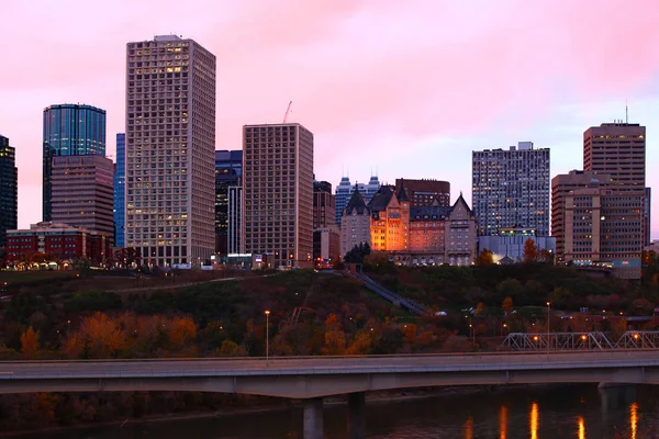 A paisagem urbana de Edmonton enquanto o crepúsculo cai — Fotografia de Stock