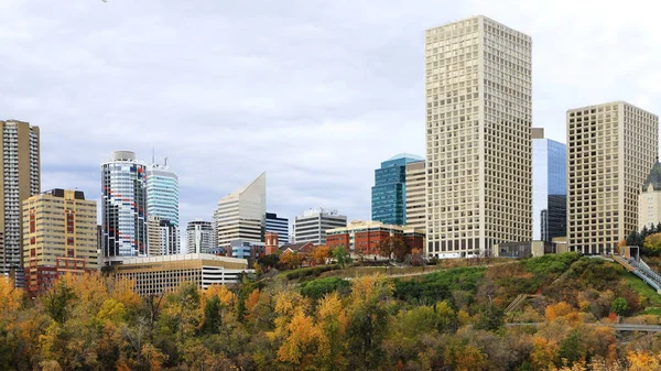 Edmonton, Canadá paisagem urbana com aspen colorido no outono — Fotografia de Stock